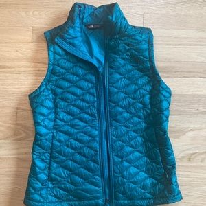 Northface puffy vest: womens M